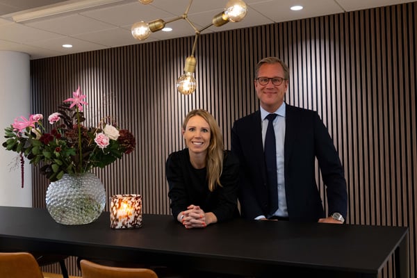 Joakim Wiksten, CEO och Anna Rytterling, Head of Corporate på Serafim Finans. Bild på kontoret i en trevlig miljö.