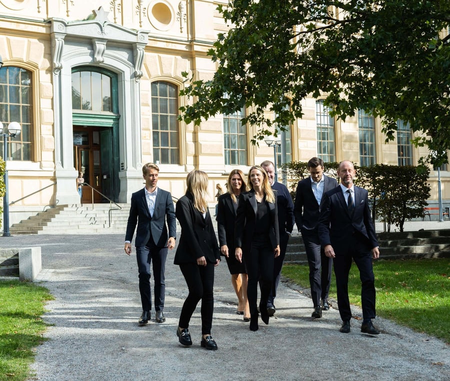 Serafim Finans team Corporate går och pratar i Humlegåden
