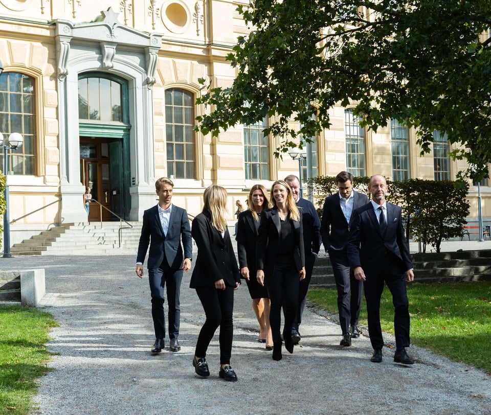 Serafim Finans team Corporate går och pratar i Humlegåden