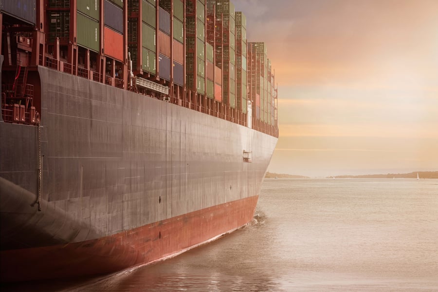 Exportvaror som transporteras i container på ett fartyg