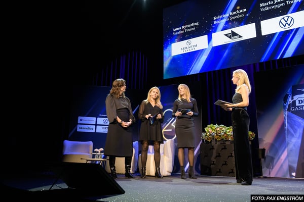 Anna Rytterling på scenen och pratar om Serafim Finans