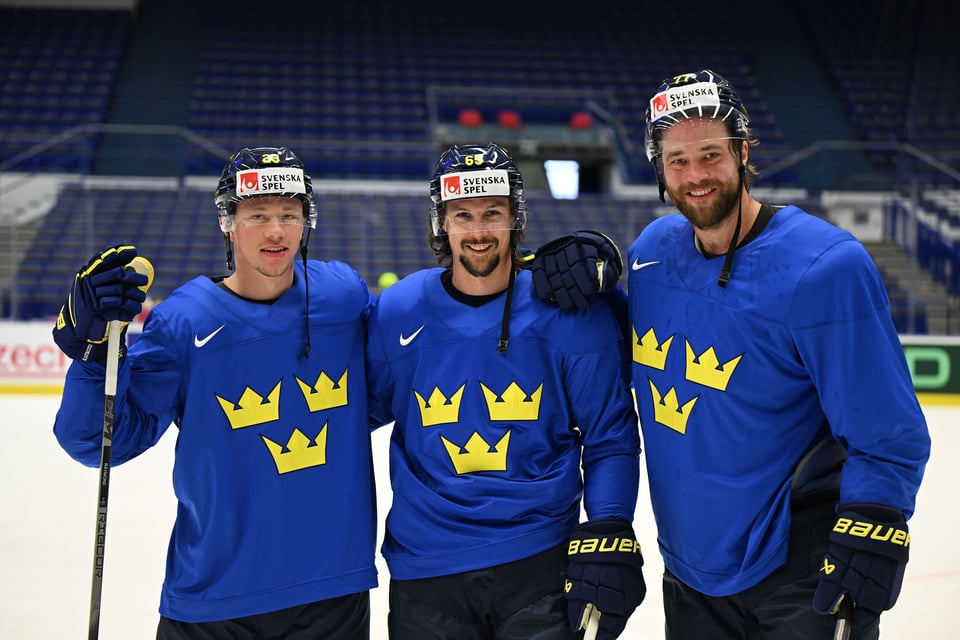 Victor Hedman, Erik Karlsson och Lucas Raymond som spelar i Tre Kronor under Hockey VM 2024
